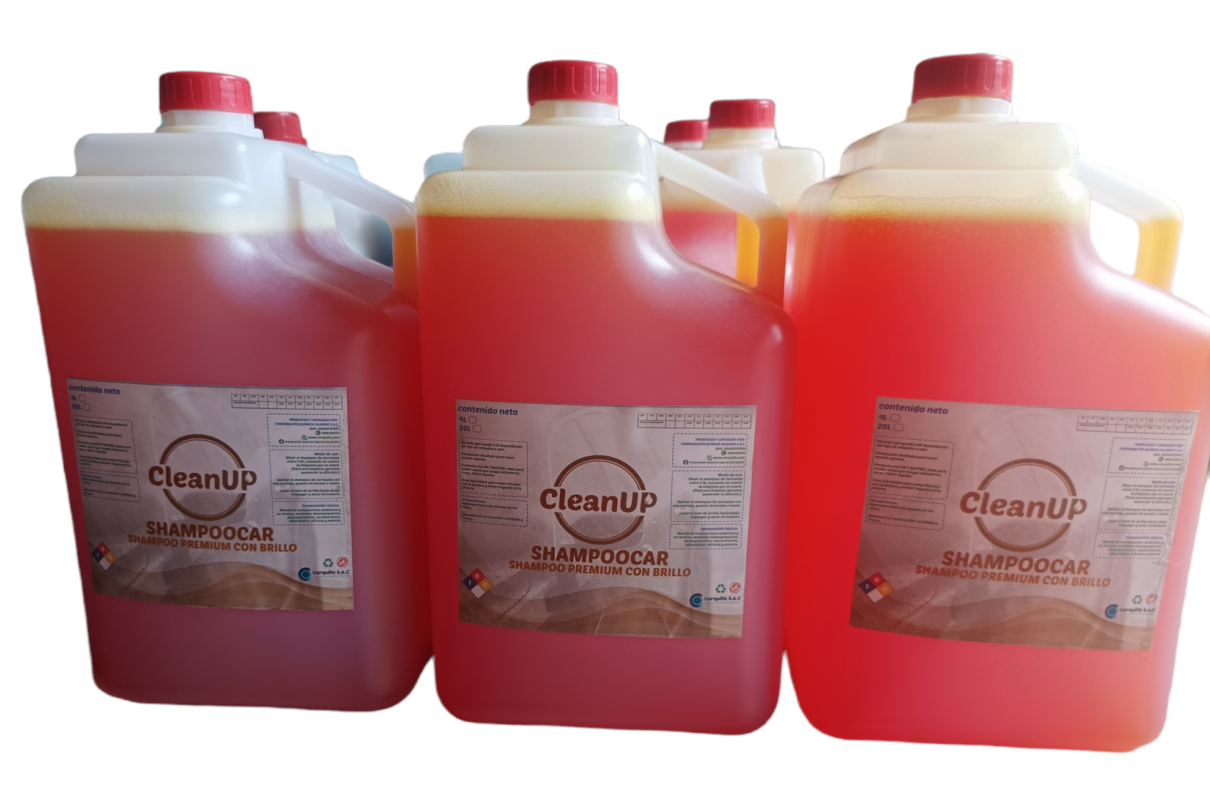 Galones de 4 litros cada uno de color anaranjado que contiene shampoo para auto.