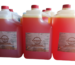 Galones de 4 litros cada uno de color anaranjado que contiene shampoo para auto.