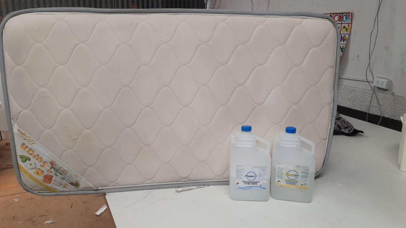 imagen de colchon con dos galones de productos de limpieza para colchones corquifa